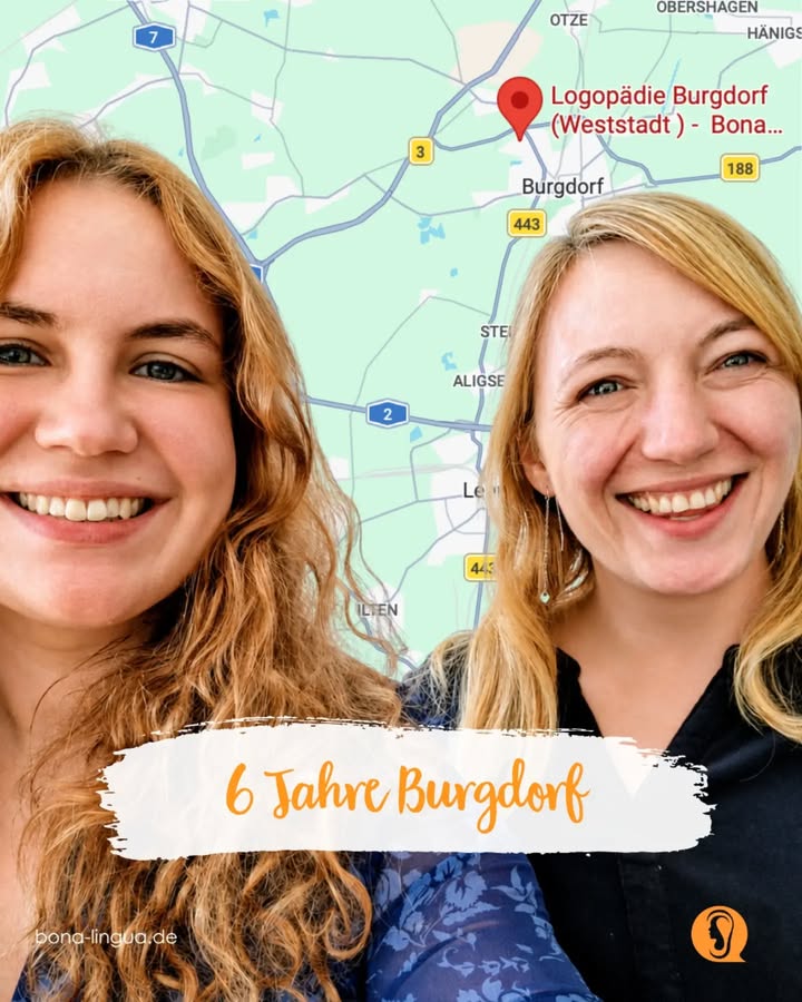 Zwei Frauen vor einer Karte lachen.