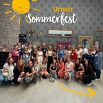 Gruppe von Menschen auf einem Sommerfest.