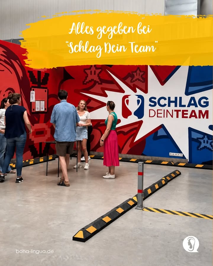 Team diskutiert und unterhält sich.