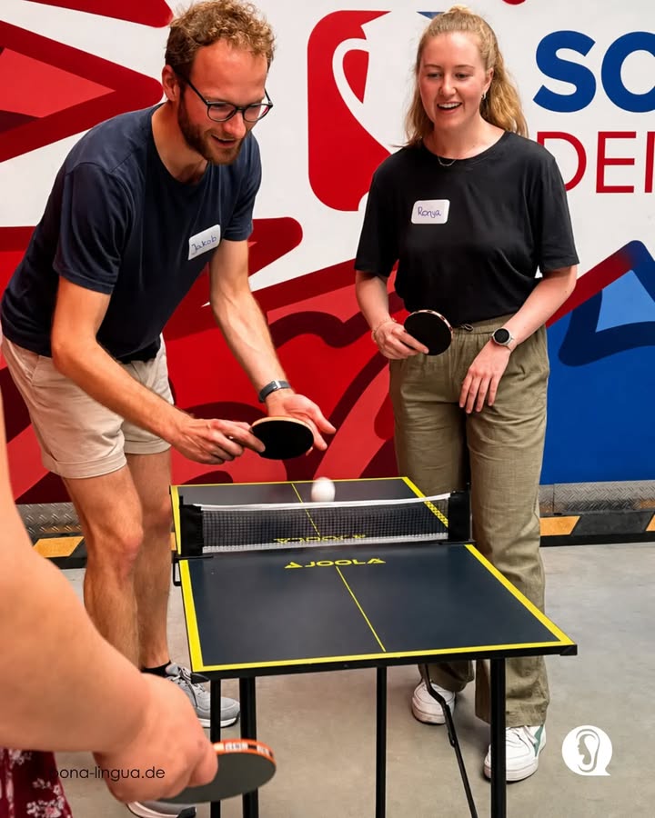 Zwei Menschen spielen Ping-Pong.