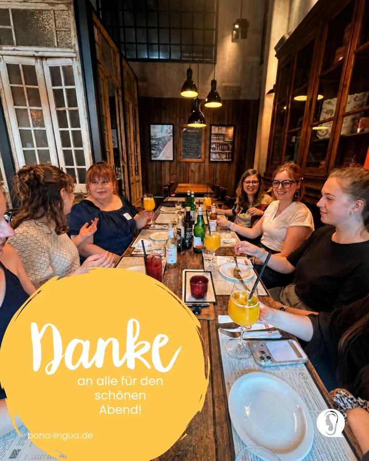 Frauen genießen eine Mahlzeit.