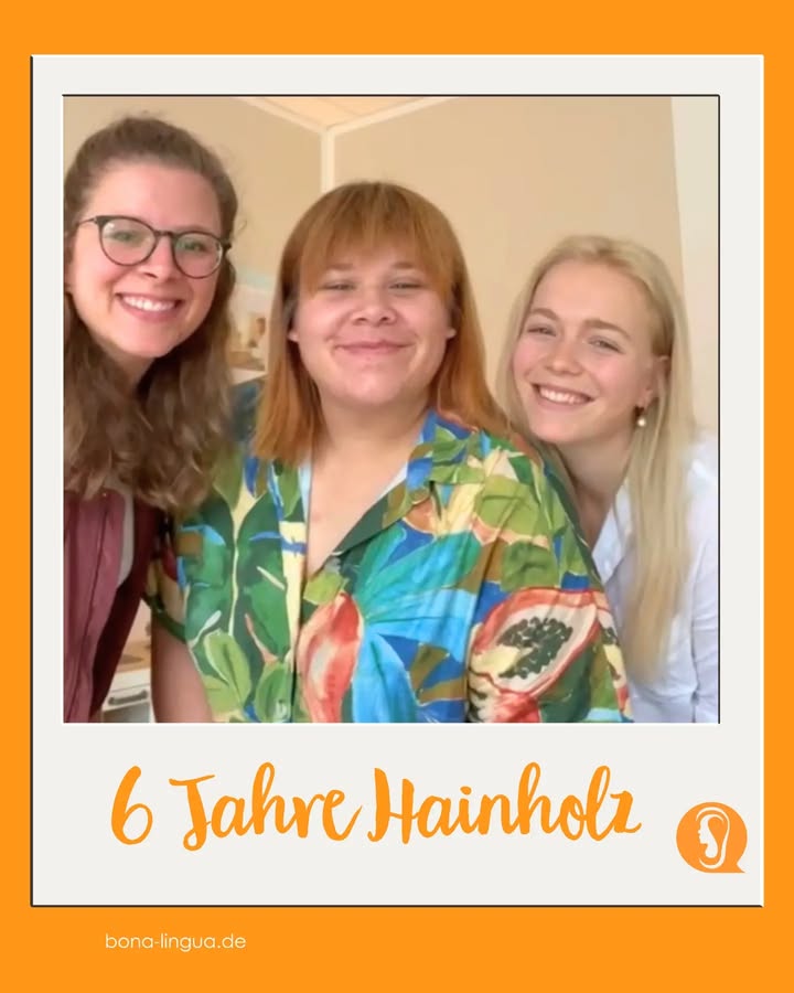 Drei Therapeutinnen des Hainholz-Teams lächeln in die Kamera.