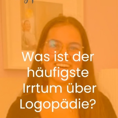 Frau mit Brille vor Bild, Logopädie-Praxis