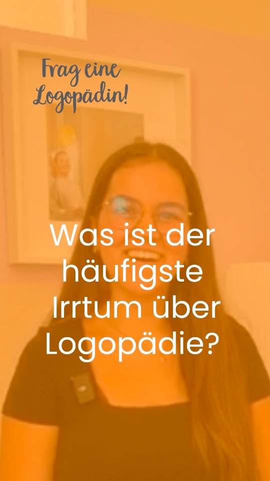 Frau mit Brille vor Bild, Logopädie-Praxis