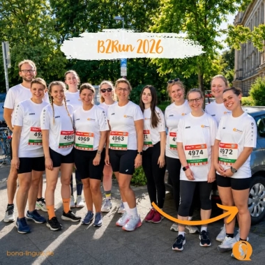 Eine Gruppe von Menschen in Sportbekleidung steht vor einem Auto.