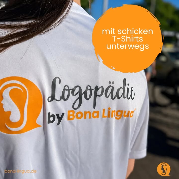 Eine Frau trägt eine weiße T-Shirt mit dem Logo Logopadii.