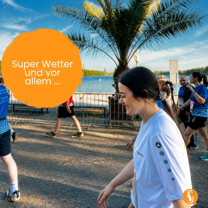 Ein Bild von Menschen, die laufen und sich unterhalten. Einige von ihnen tragen T-Shirts. Einige von ihnen haben Schuhe an. Einige von ihnen haben Hüte. Eini...