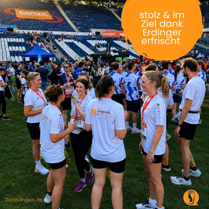 Ein großer Gruppe von Menschen, die sich auf einem Sportfeld treffen, um ihre Medaillen zu empfangen.