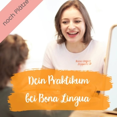Frau spricht mit Jungen vor Computer.