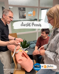 Dozent Norbert Niers zeigt am Dummy den Umgang mit der Trachealkanüle