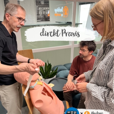 Dozent Norbert Niers zeigt am Dummy den Umgang mit der Trachealkanüle